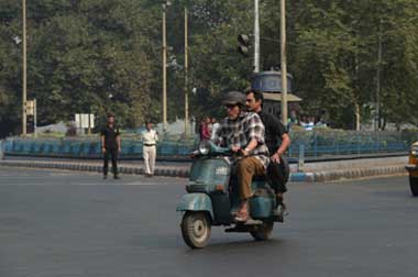 Amitabh Bachchan Keliling Calcutta Pakai Skuter Klasik 