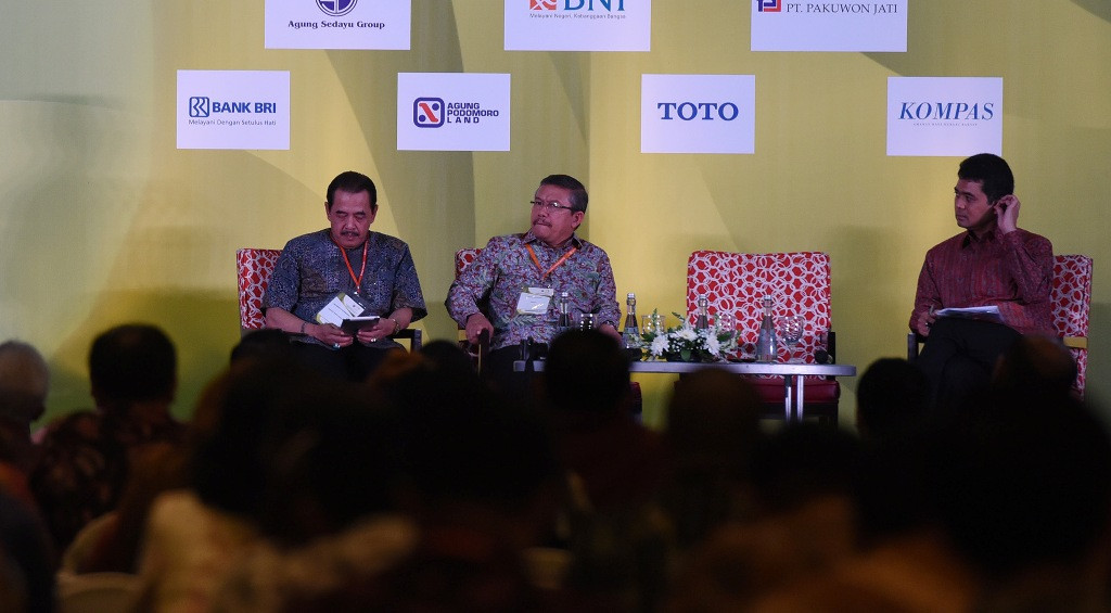 Mantan Ketua Umum DPP Real Estate Indonesia (REI) dan menjabat sebagai Ketua BPO REI Setyo Maharso (tengah) saat Rakernas REI. (ANTARA FOTO/Hafidz Mubarak A)