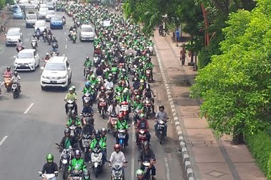 Driver Go-Jek Diwajibkan Bayar Sewa Jaket dan Helm