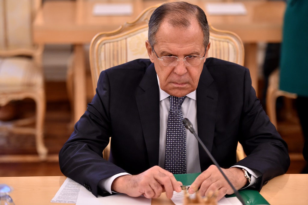 Menlu Rusia Sergei Lavrov saat menunggu Menlu Lebanon Gebran Bassil di Moskow, 18 November 2015. (Foto: AFP/KIRILL KUDRYAVTSEV)