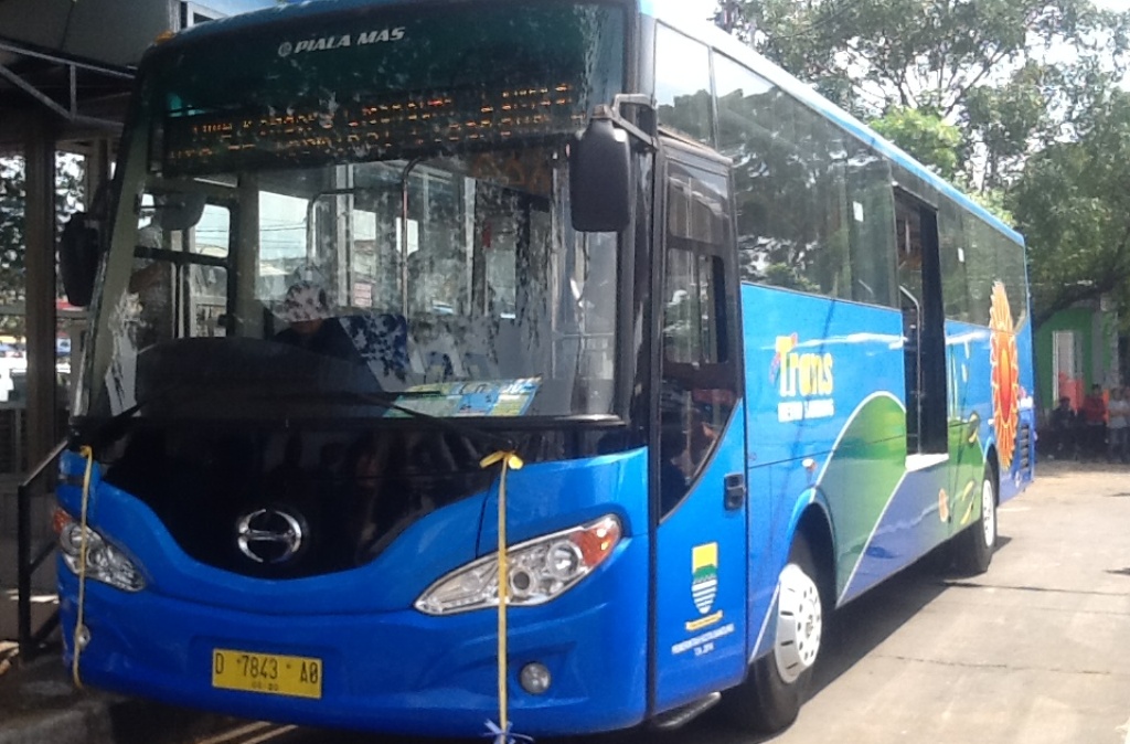 Wakil Wali Kota Bandung, Oded M. Danial meresmikan peluncuran 10 unit Bus Trans Metro Bandung (TMB).