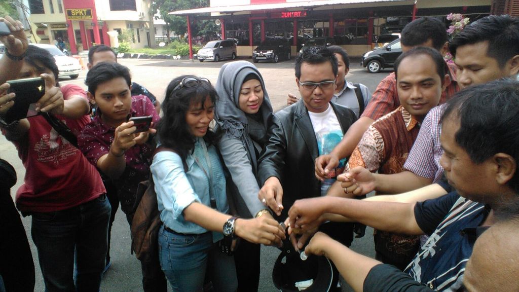 Beberapa aktivis mengumpulkan koin untuk sindir Polrestabes Surabaya, Jawa Timur, Jumat (4/12/2015). (Metrotvnews.com/MK Rosyid)