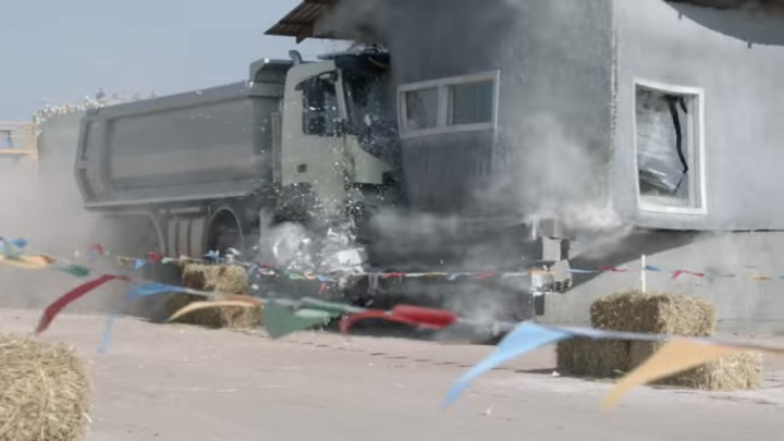 Anak Perempuan Ini Kendalikan Truk dengan Remote Control 