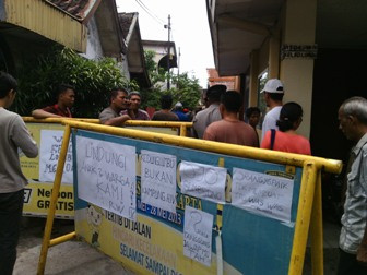 Warga Pasang Barikade Tolak Anak dengan HIV/AIDS