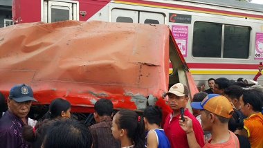 Metromini Tertabrak Commuter Line di Perlintasan Stasiun Angke 