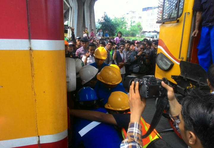 KRL Vs Metromini, Jalan Tubagus Angke Ditutup