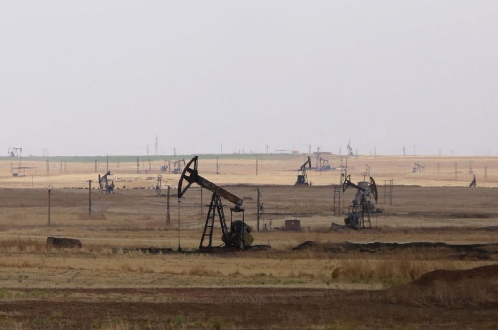 Ladang minyak di Hmeilane, provinsi Hasakeh, Suriah. (Foto: AFP//Youssef Karwashan)