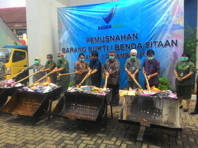 Pemusnahan produk obat palsu di kantor BPOM Jakarta, Senin (7/12/2015).MTVN/Arga Sumantri