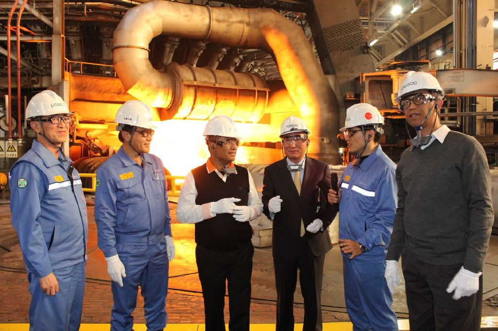 Menteri Perindustrian Saleh Husin (ketiga kiri) berbincang dengan pimpinan manajemen Pohang Iron & Steel Company (Posco) saat mengunjungi pabrik baja milik Posco di Gwamyang, Korea Selatan. (FOTO: Dokumentasi Humas Kemenperin)