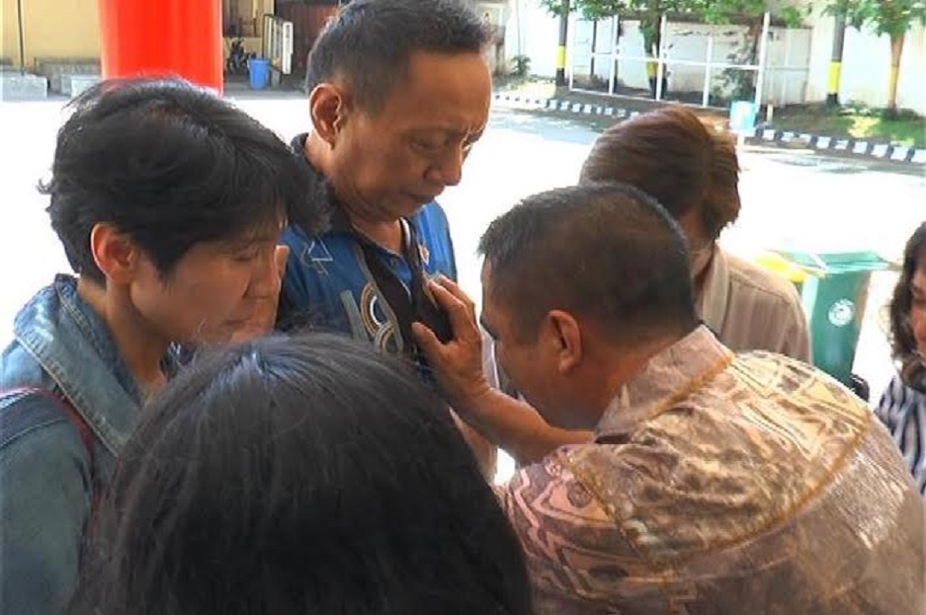Pendeta mendampingi keluarga saat mengunjungi tersangka tabrakan Lamborghini di Mapolrestabes Surabaya, MTVN - MK Rosyid