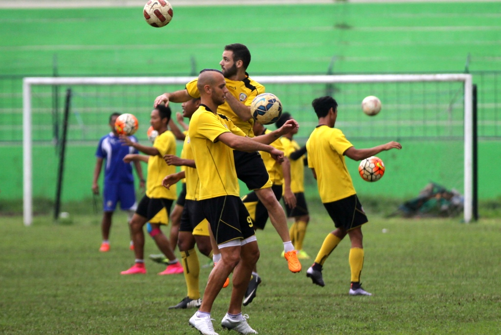 Pemain Arema Cronus sedang berlatih (Foto: ANTARA FOTO/ARI BOWO SUCIPTO)