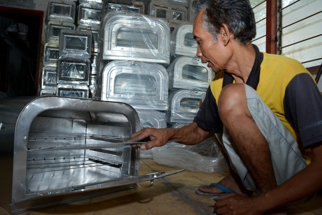 Ilustrasi pekerja membuat oven yang berbahan dasar stainless steel di industri rumahan kawasan Candi, Sidoarjo, Jawa Timur. (ANTARA FOTO/Umarul Faruq)