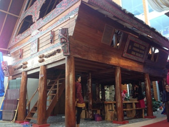 Menaker Hanif Dhakiri Resmikan Rumah Tenun Ulos di Medan