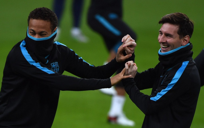 Suasana latihan dua pemain Barcelona, Neymar dan Lionel Messi.  (AFP PHOTO / PATRIK STOLLARZ)