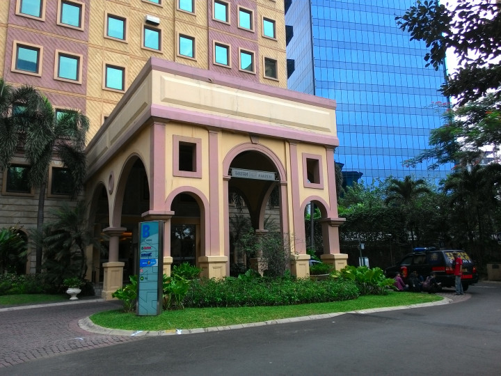 Lift Gedung Arcadia Jatuh, Korban Kritis Dirujuk ke Siloam