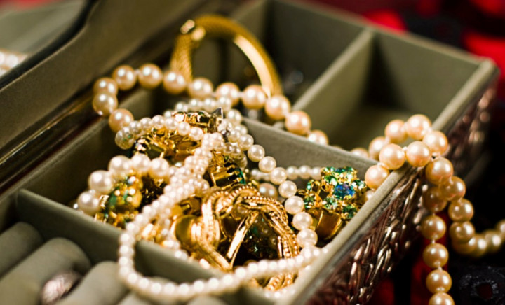 Tips Merawat Perhiasan Agar Tetap Berkilau