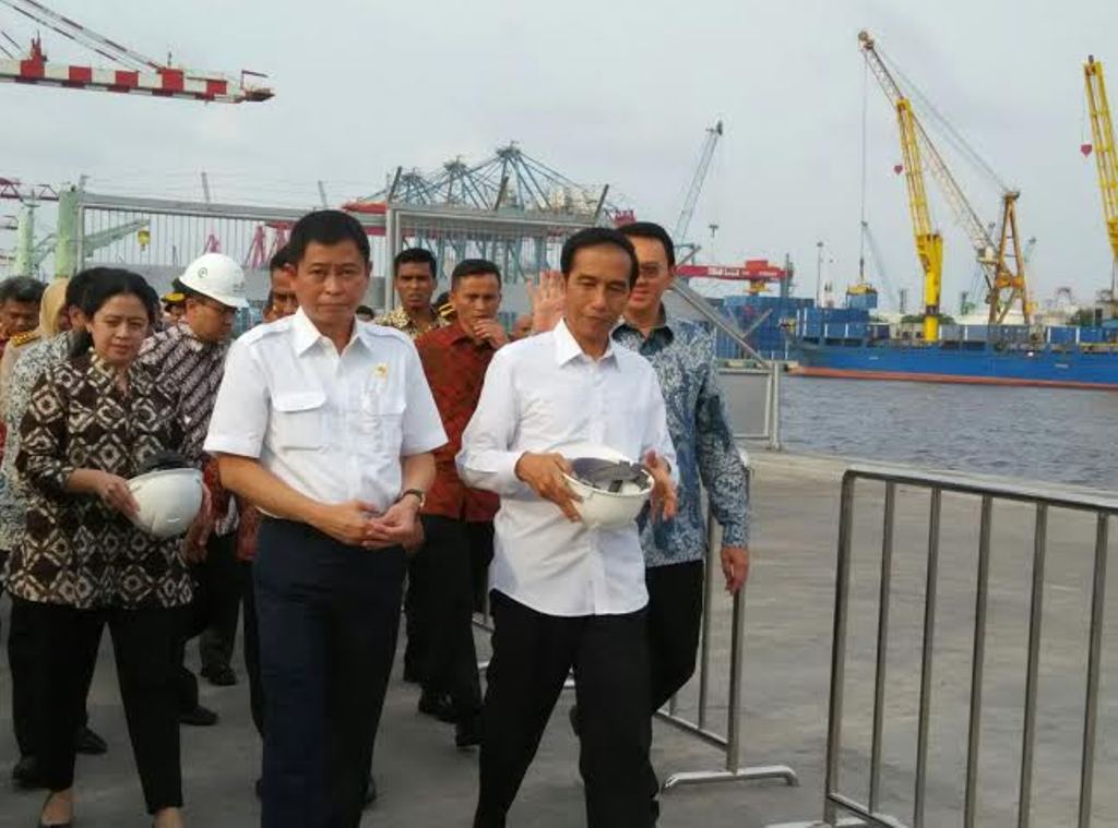 Presiden Joko Widodo (kanan) bersama dengan Menteri Perhubungan Ignasius Jonan (kiri) (Foto: MTVN/Gervin Nathaniel Purba)
