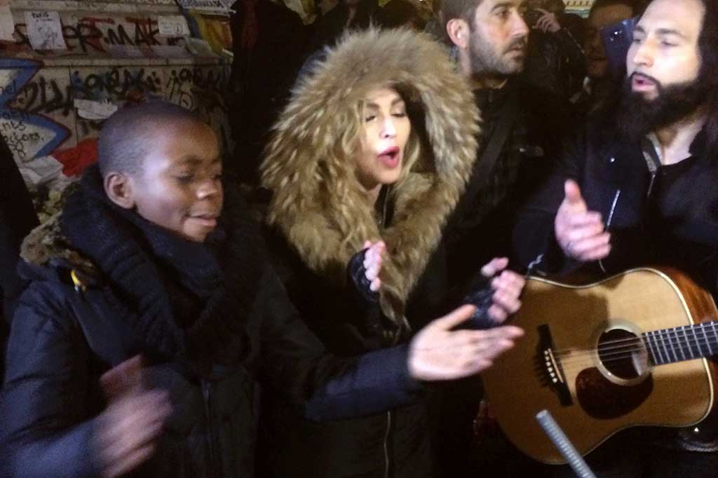 Kenang Korban Teror Paris, Madonna Gelar Konser Dadakan