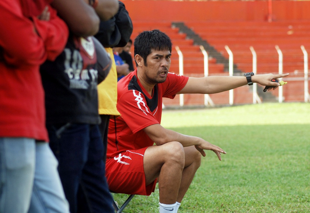 Pelatih Semen Padang Nil Maizar. (ANTARA FOTO/Iggoy el Fitra)