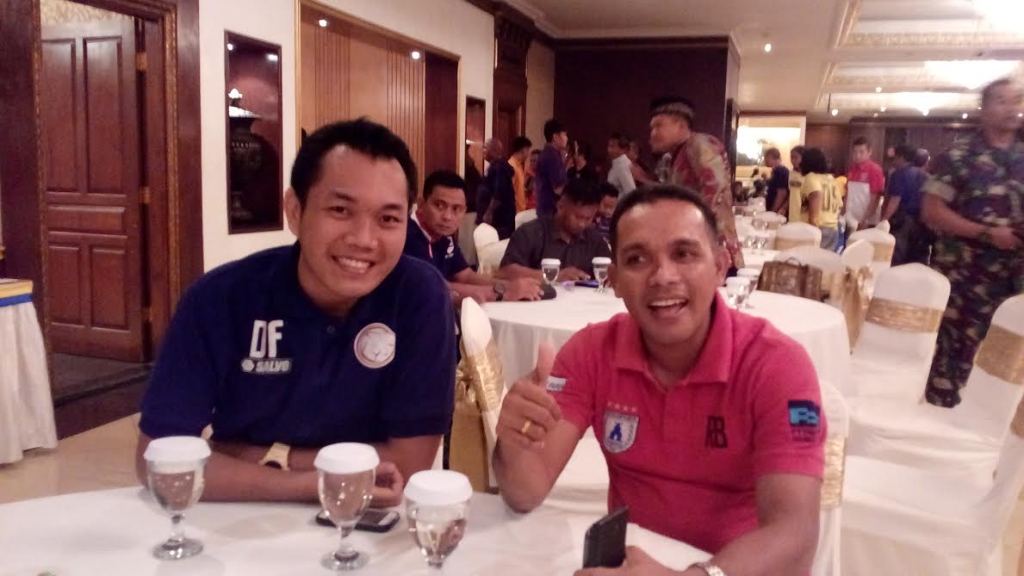 Manajer Pusamania Borneo FC, Donny Fachrocy (kiri). (Foto: MTVN/Krisna)