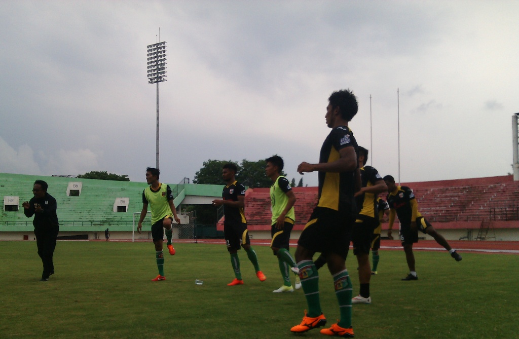 Mitra Kukar menjalani latihan sebelum menjalani laga delapan besar Piala Sudirman 2015 di Solo, Jawa Tengah, Jumat  11 Desember