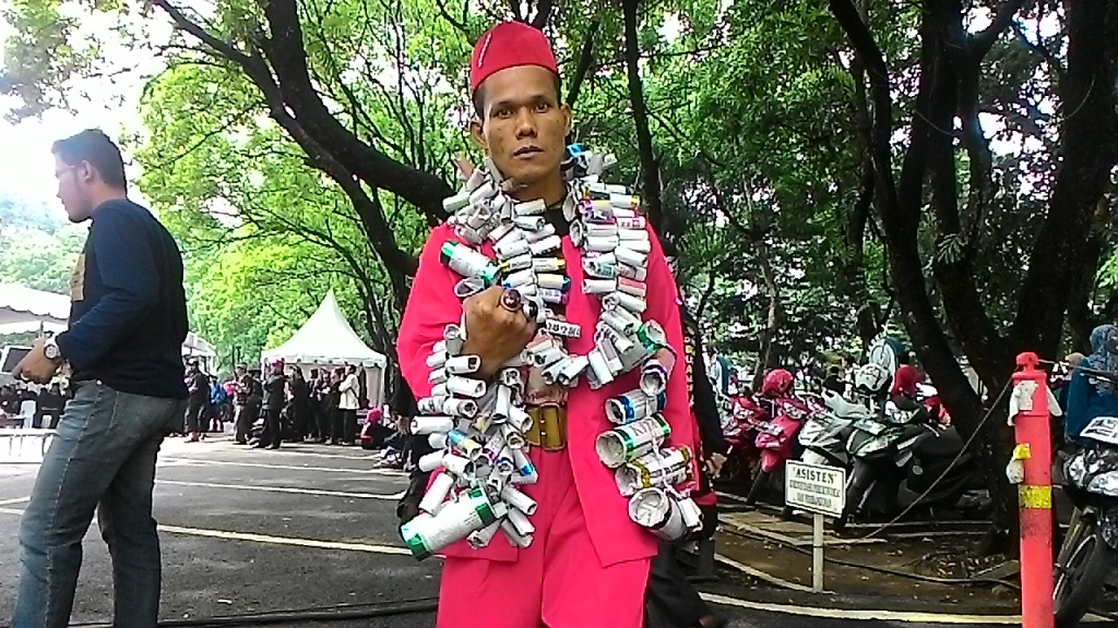 Debby saat akan beraksi meledakkan ratusan petasan di badannya. Foto: Metrotvnews.com/Roni kurniawan