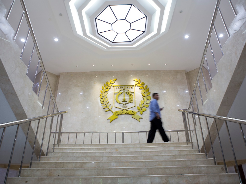 Pekerja menaiki tangga menuju lantai 3 Gedung DPRD DKI Jakarta, Jalan Kebon Sirih, Jakarta Pusat, Senin, (12/10). MI/ATET DWI PRAMADIA.