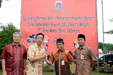 Pemprov DKI Jakarta Gandeng Hino Rawat Truk Sampah 