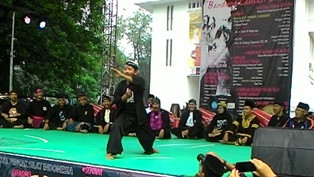 Ratusan Pendekar Silat Serbu Balai Kota Bandung