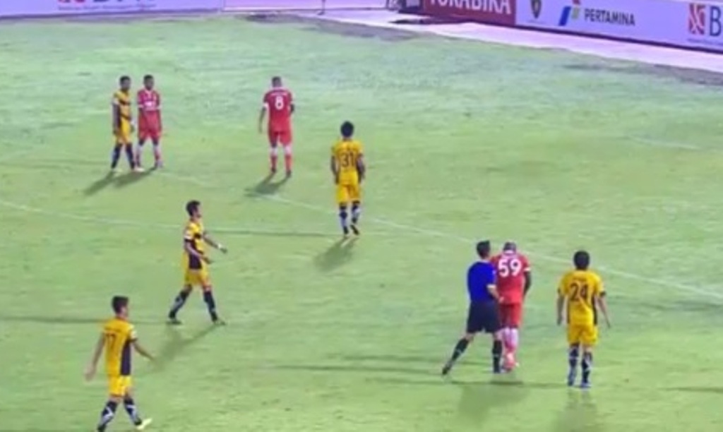 Suasana pertandingan Mitra Kukar vs Persija Jakarta. (Foto: Ist)