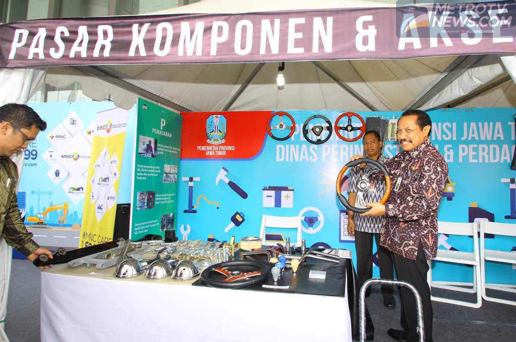 Sekretaris Daerah Pemprov Jawa Timur yaitu Akhmad Sukardi mengunjungi zona komponen hasil karya UKM lokal. MTVN/Ahmad Garuda