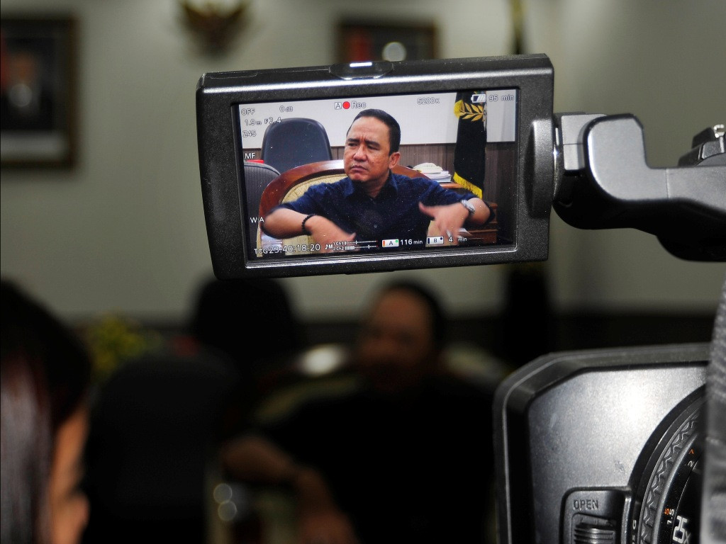 Ketua DPRD Banten Asep Rahmatullah memberi klarifikasi kepada wartawan soal OTT (Operasi Tangkap Tangan) oleh KPK terkait kasus suap kepada dua anggotanya di Serang, Banten, Rabu (2/12). ANTARA FOTO/Asep Fathulrahman.