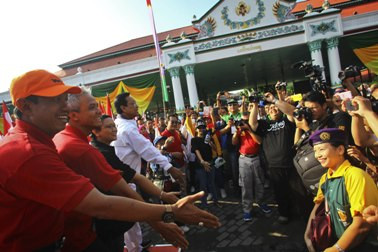 Ribuan Alumni UGM Jalan Kaki Keraton-Kampus