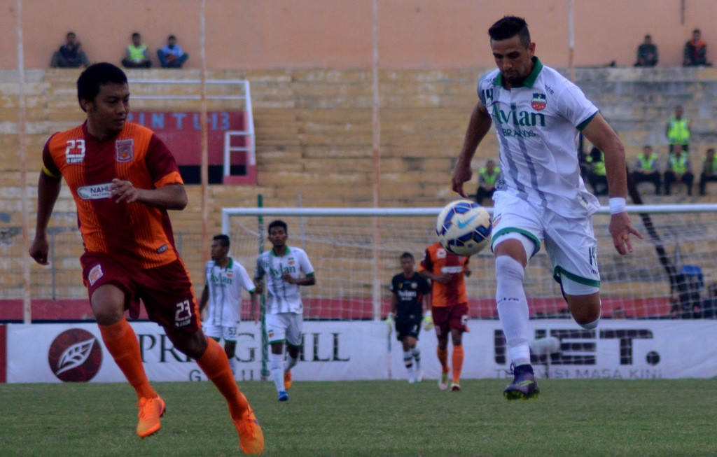 Duel antara Pusamnia Borneo versus Surabaya United (Foto: Antara/Umarul Faruq)
