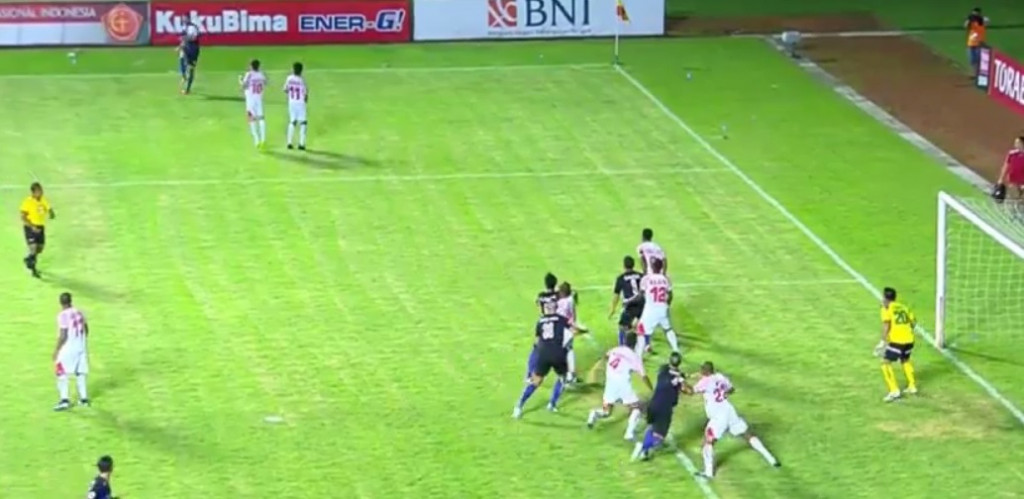Arema vs Persipura pada laga perdana babak 8 besar Piala Jenderal Sudirman 2015, Minggu 13 Desember