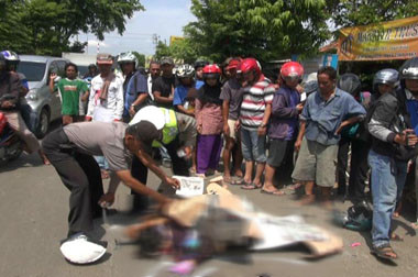 Perempuan Pengendara Motor Kesenggol Truk hingga Tewas