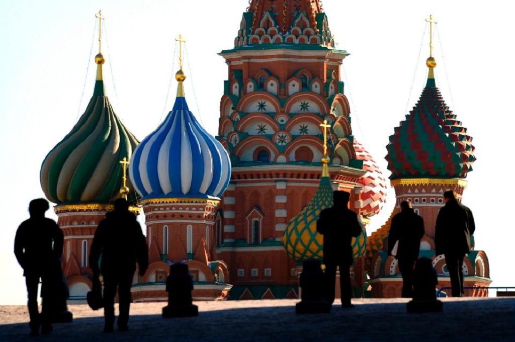 Orang-orang berlibur di Red Square, Moskow, Rusia. (Foto: AFP/Yuri Kadobnov))