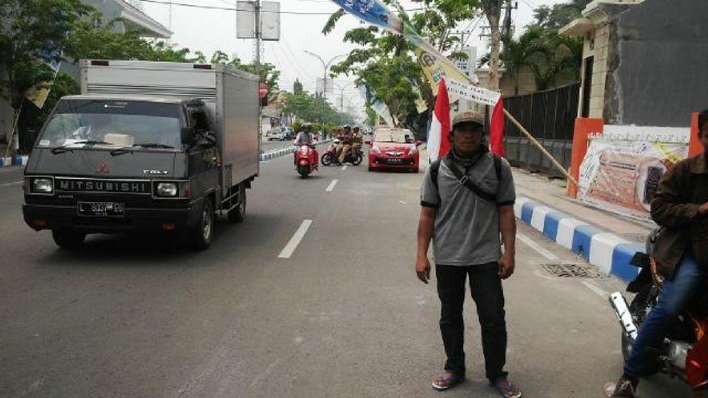 Sakiman berkeliling Indonesia dengan berjalan kaki. (Foto: Metrotvnews.com/Agus Josiandi)
