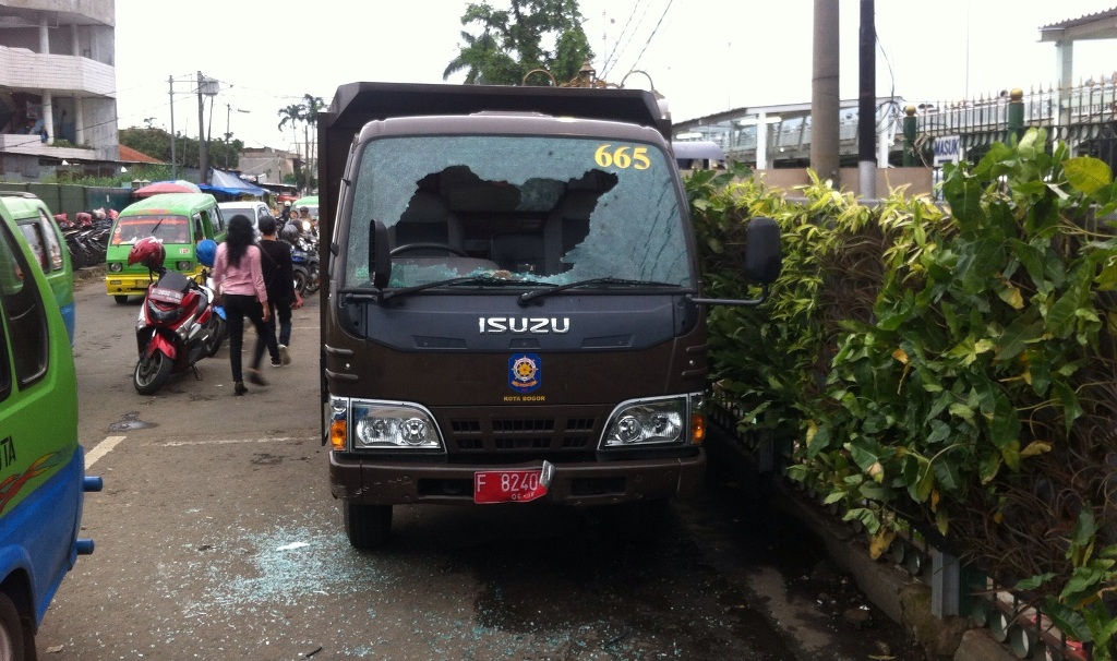 Truk Satpol PP Bogor rusak oleh oknum anggota ormas. Foto: Metrotvnews.com/Mulvi