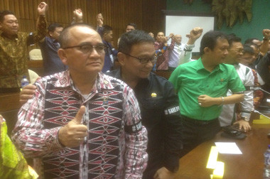 Berpita Hitam, Anggota DPR Minta Novanto Mundur