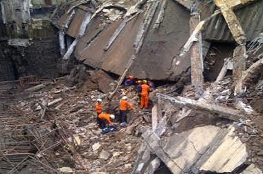 Bangunan Bekas Toko Merlin Roboh karena Diduga Rapuh