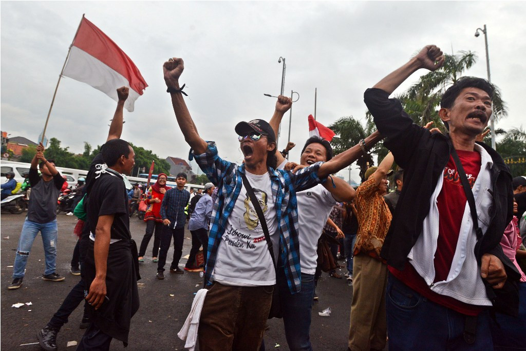 Massa dari Aliansi Aksi Bersih-Bersih berunjuk rasa di depan Gedung DPR/MPR, Senayan, Jakarta (16/12)--MI/Susanto