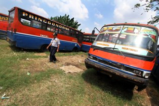 Ahok Buru Oknum Dishub yang Lepaskan Metromini Rongsok