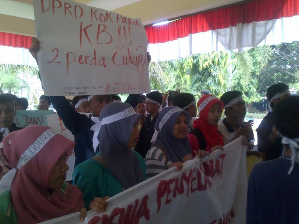Aksi mahasiswa mengkritisi kinerja legislator Bangkalan, Madura. (Metrotvnews.com/ Agus Josiandi)