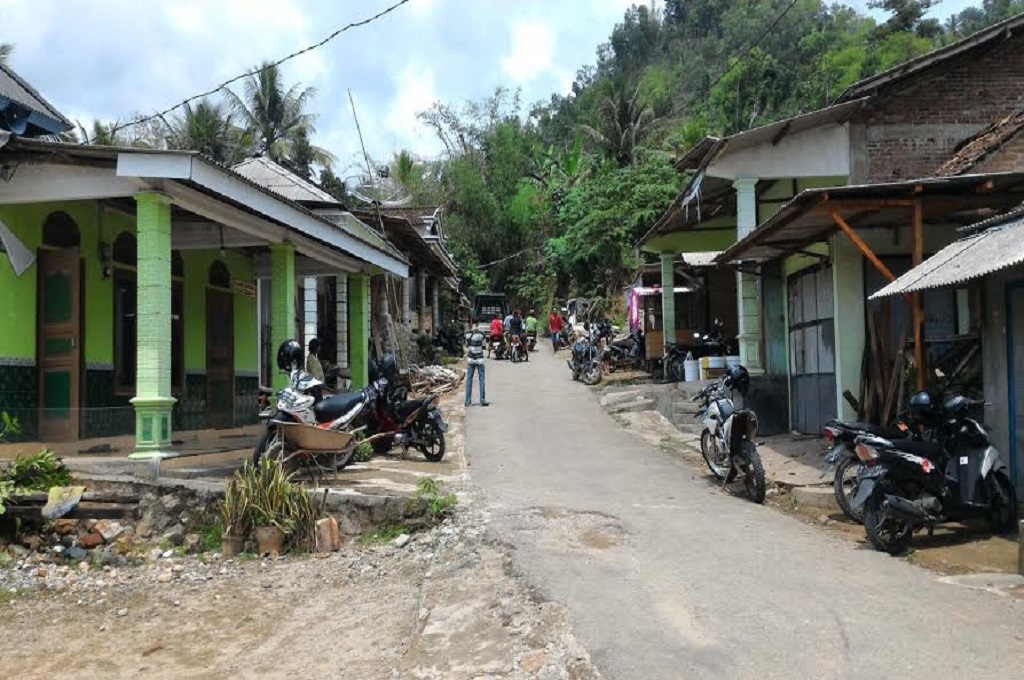 Warga menyisiri wilayah hutan untuk menemukan sumber bunyi ledakan di Pacitan, Metrotv - Fajar Sukemi