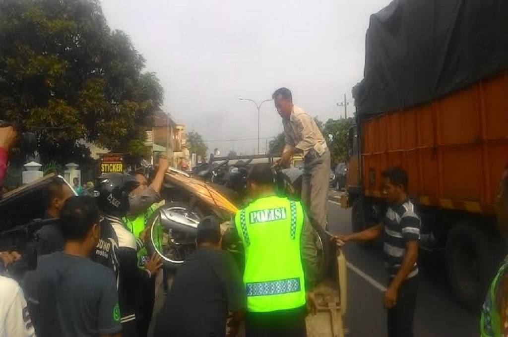 Polisi memindahkan kendaraan yang terlibat dalam kecelakaan di jalur lintas provinsi Jatim, MTVN - Nurul Hidayat