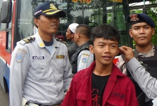 Bocah Ini Tertangkap Jadi Sopir Metromini