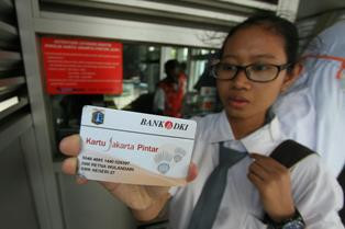 Yusri Cairkan Dana KJP untuk Kebutuhan Sekolah Anak