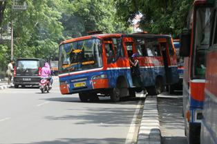 Ahok Pastikan Izin Metromini akan Dibekukan 