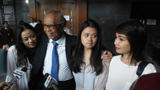 Canda Kaligis Bersama Keluarga saat Menanti Vonis